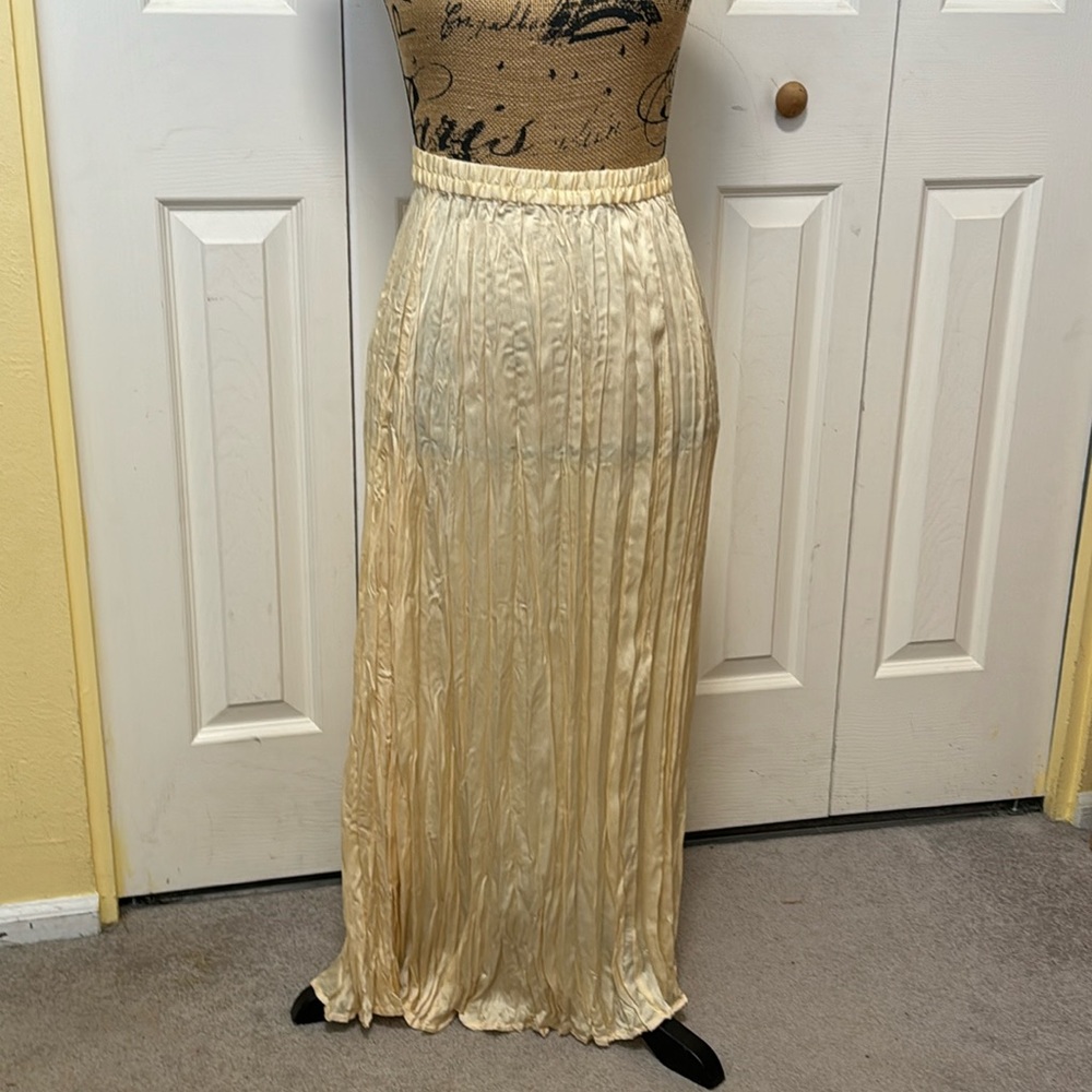 H&M Cream Pleated Skirt